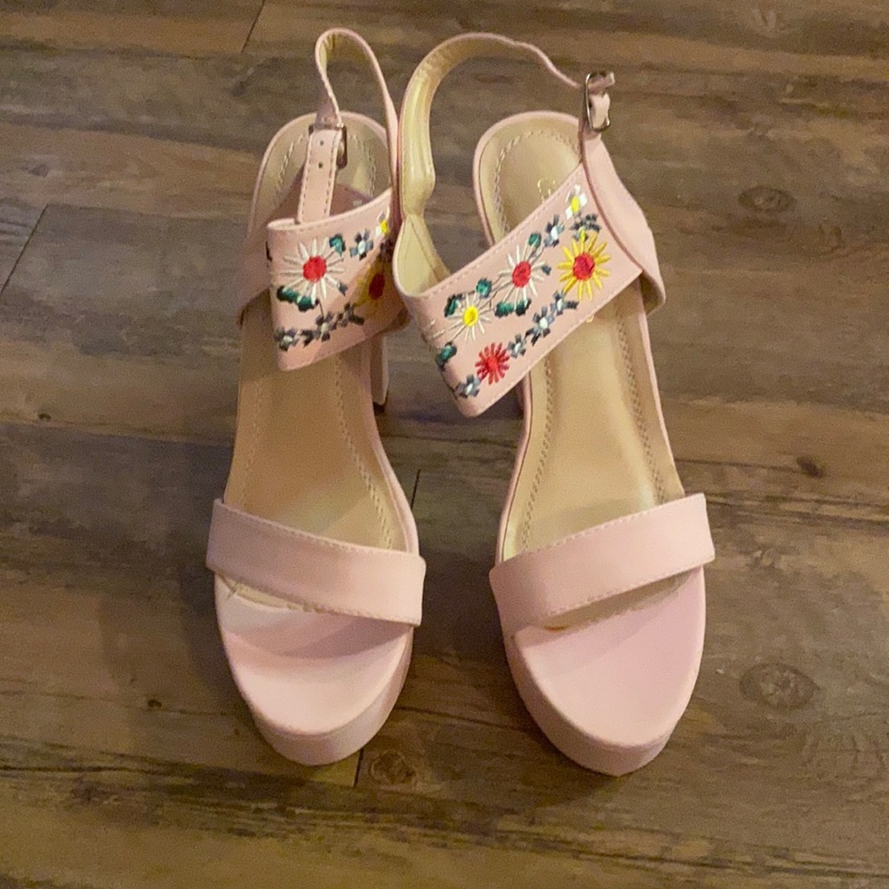 Size 8.5 pink  chase and chole heel
